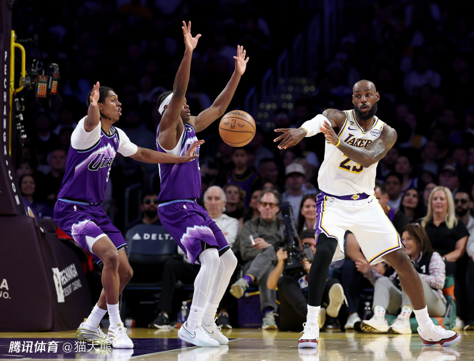 数据帝：詹姆斯变历史第一人 23助攻！新秀创NBA近52年纪录