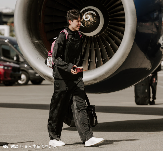 杨瀚森踏上第一次NBA季后赛之旅！开拓者官媒晒照 背粉色书包登机