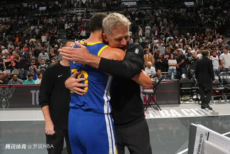 曝科尔引球队内部不满！他可以离开勇士 但他舍得离开库里吗？