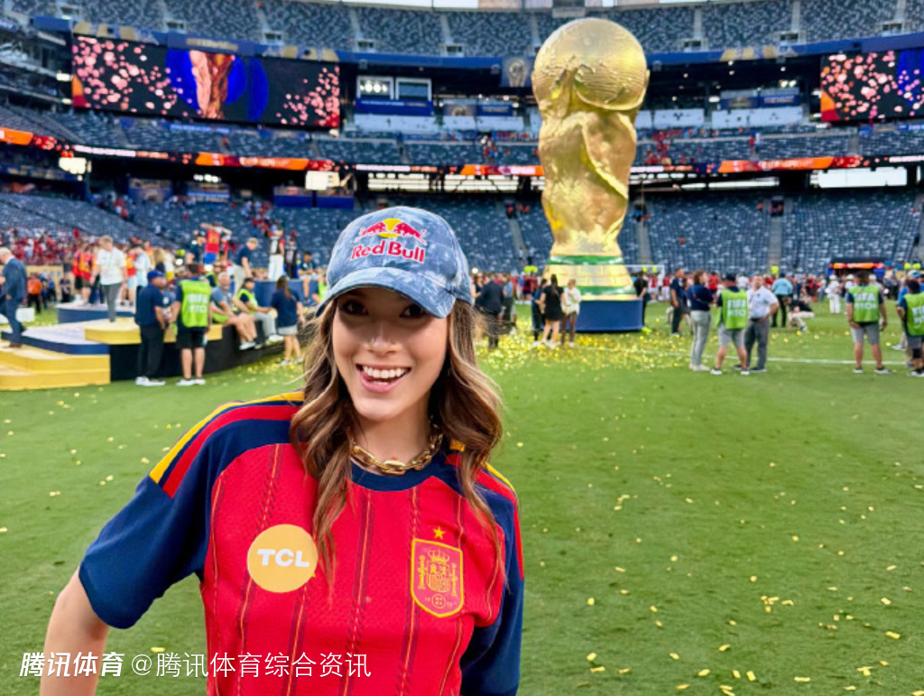 谷爱凌晒世界杯决赛现场照：身穿西班牙球衣与巨型大力神杯合影