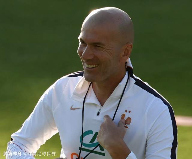 54岁齐达内法国首训：亲自喂饼！将重塑姆巴佩角色 全队鼓掌