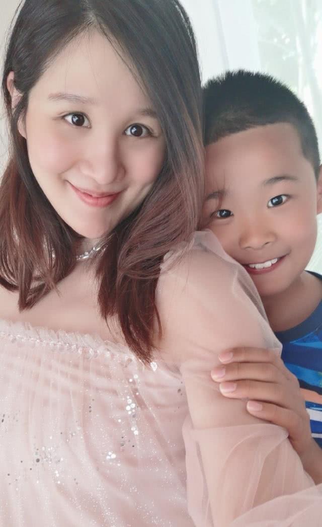 杜锋妻子马晨菲近照独自带领儿子生活32岁很年轻