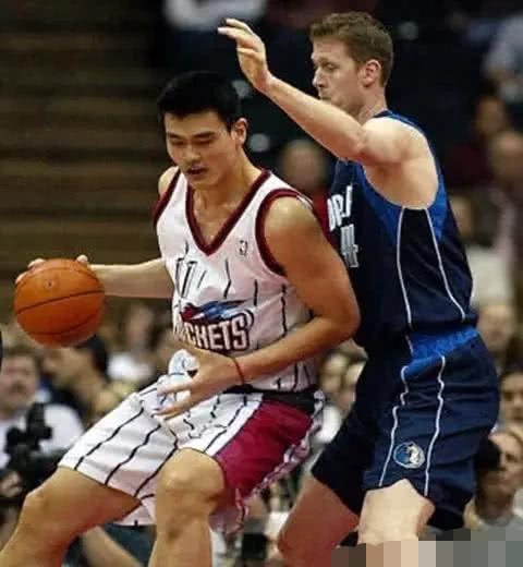 221米的博班和226米姚明对位如果都是巅峰姚明能打爆博班吗