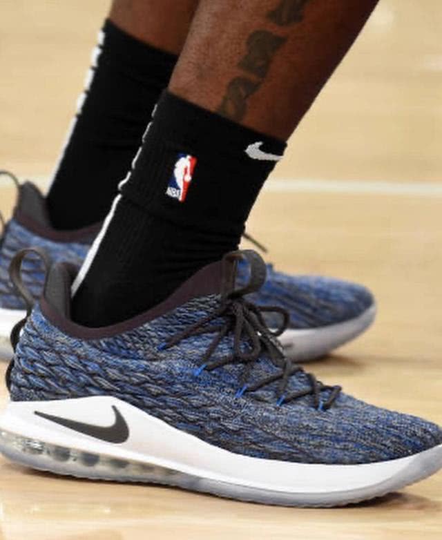 dunk sb danny supa场边观战时上脚:尼克斯死忠球迷斯派克李converse