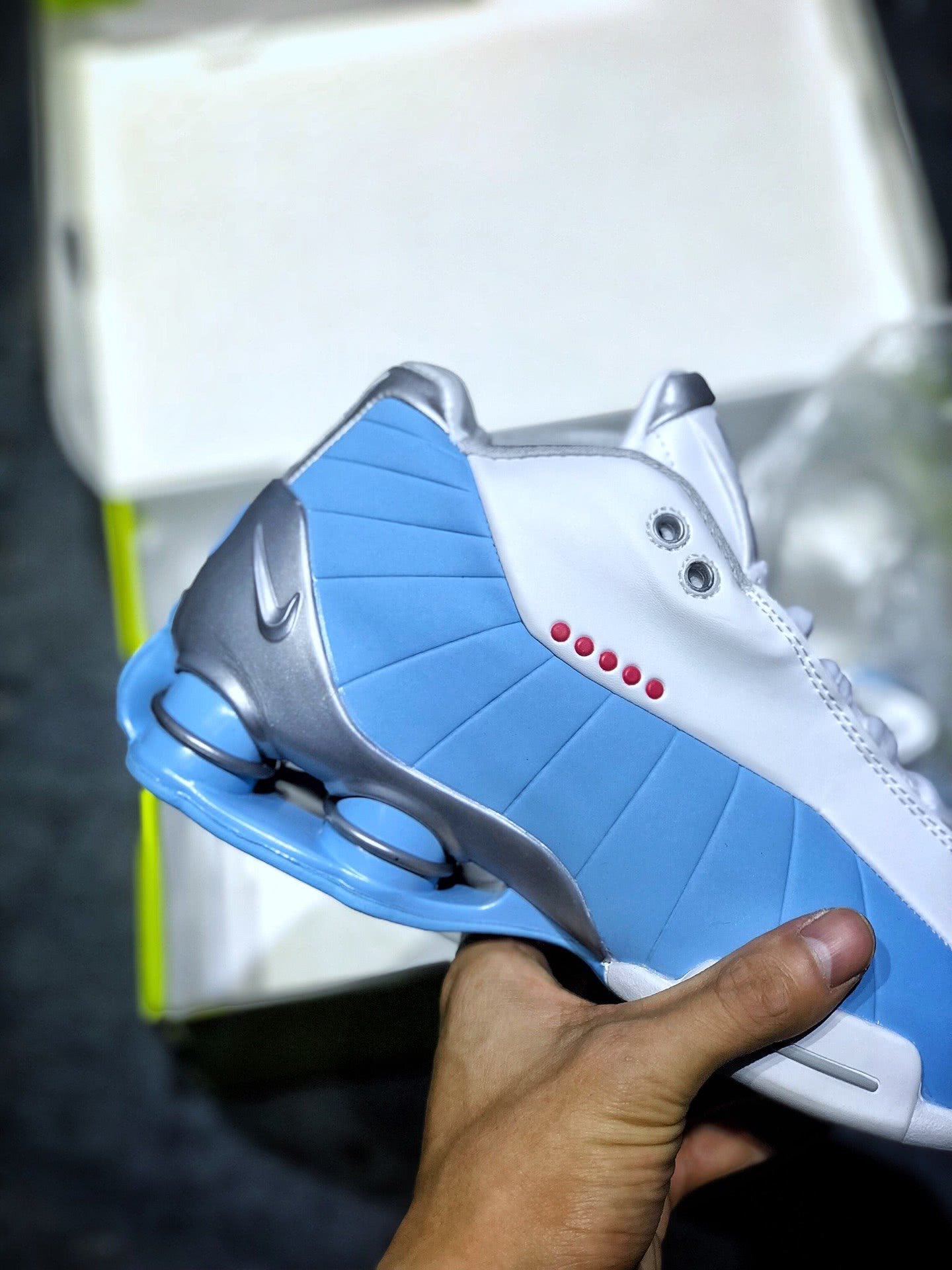 半人半神nikeshoxbb4文斯卡特签名篮球鞋开箱测评