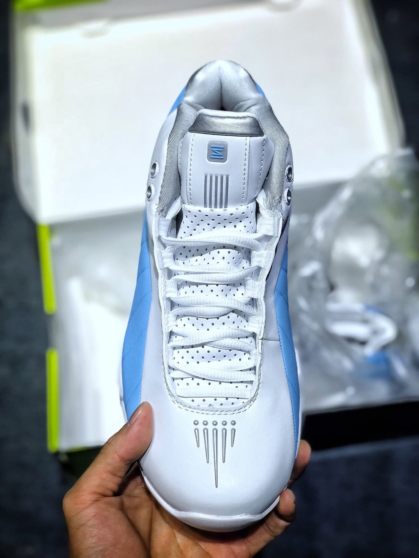 半人半神nikeshoxbb4文斯卡特签名篮球鞋开箱测评