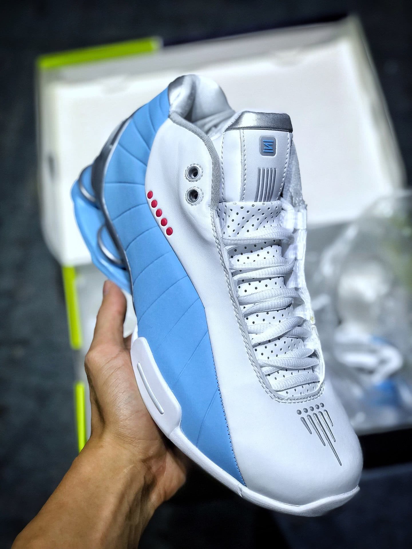 半人半神nikeshoxbb4文斯卡特签名篮球鞋开箱测评