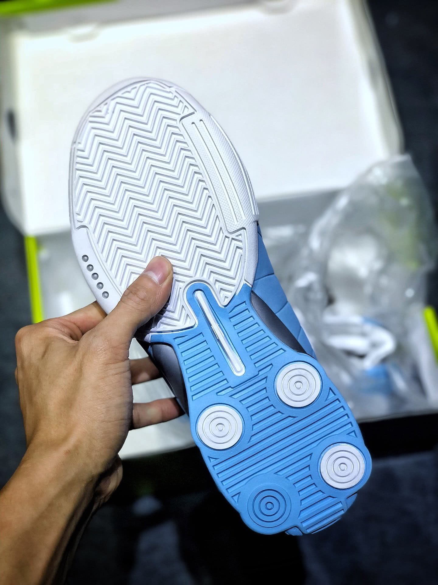 半人半神nikeshoxbb4文斯卡特签名篮球鞋开箱测评