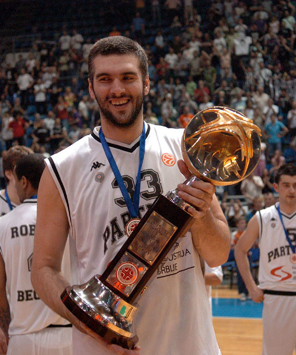 马努特波尔,波尔的身高在联盟中其实和乔治穆雷桑算是并列第一,两人