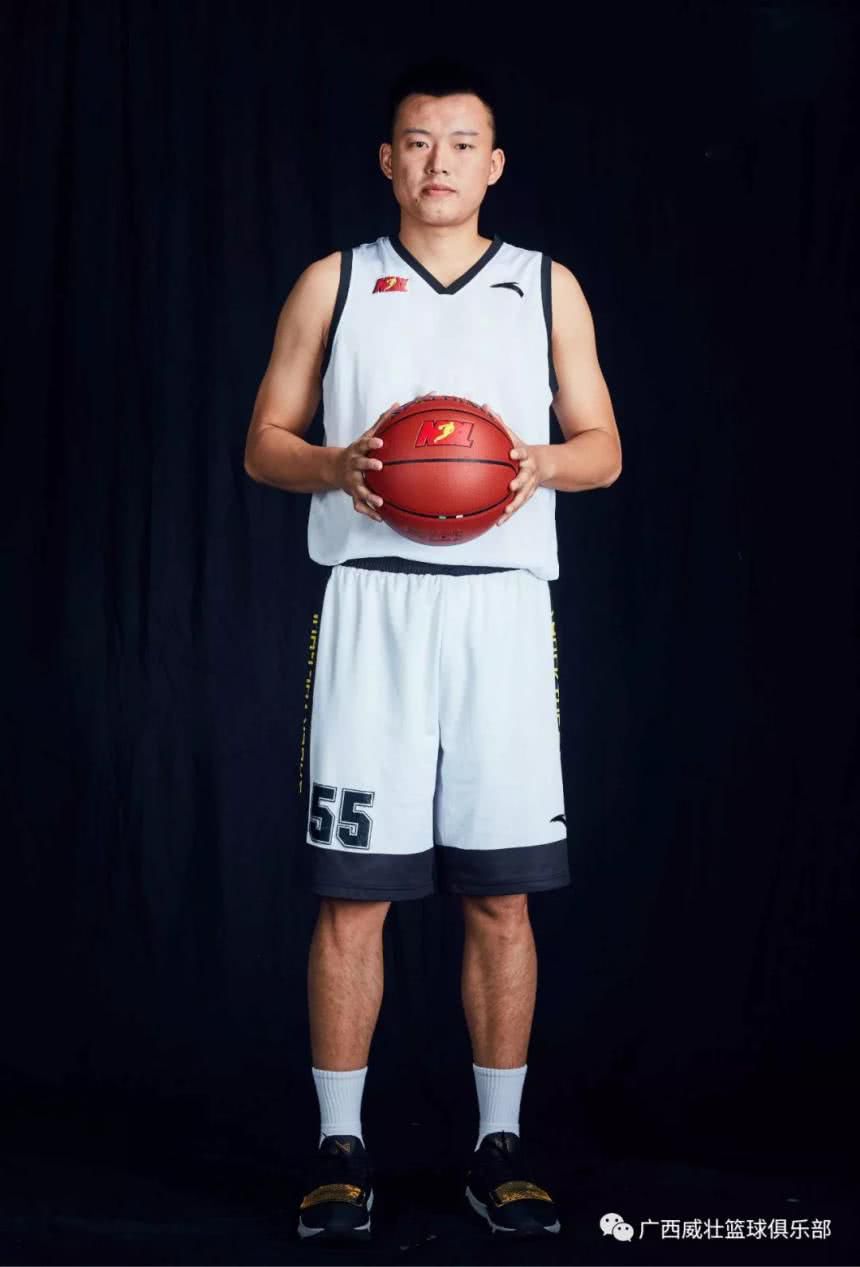 于晓亮"小篮球大梦想"校园行为响应中国篮协"小篮球大梦想"的号召