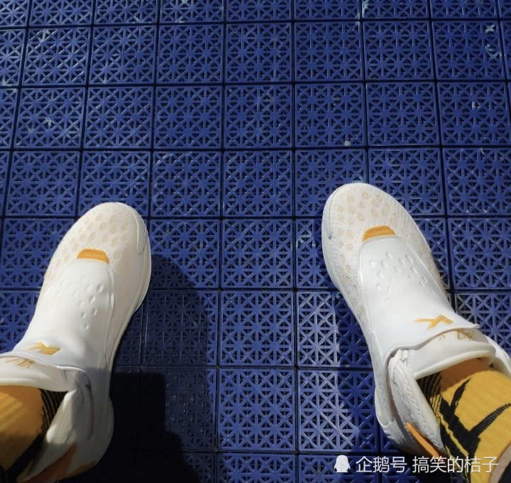 汤普森kt5到底有多火汤普森女友劳拉上脚kt5白橙球迷看酸了