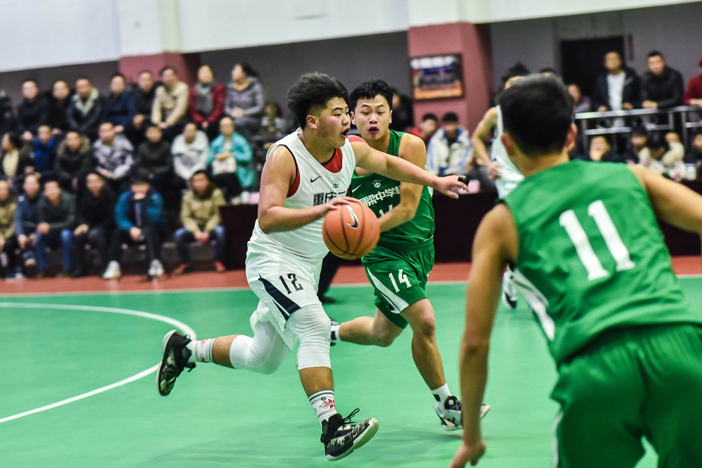 球员数据重庆二外冯桔25分12篮板4助攻,曾宇20分12篮板3助攻,赵涛18分