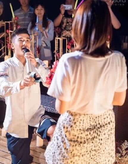 从分享出来的现场照片看,李圣龙妻子非常漂亮,宛如仙女,身材属于娇小