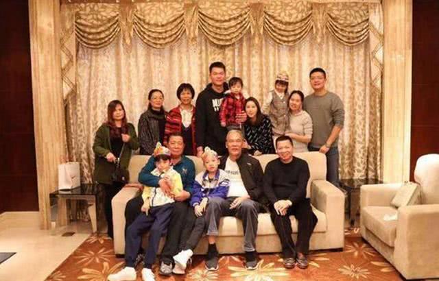 朱芳雨妻子唐子乔现身全明星赛身材气质不输胡美赵睿帮她抱娃