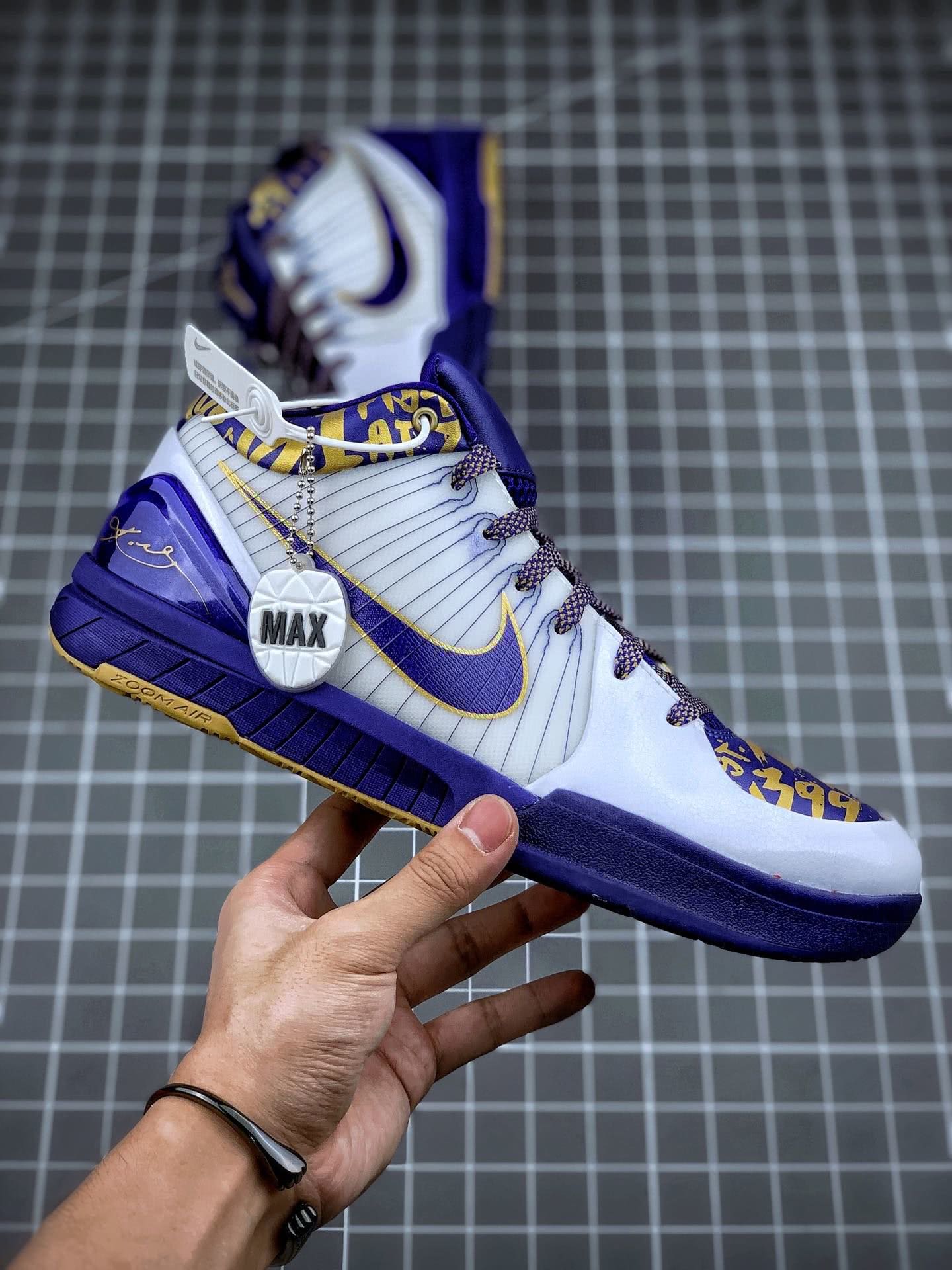 缅怀科比情怀完美落幕kobe科比四代白金mvp配色开箱测评