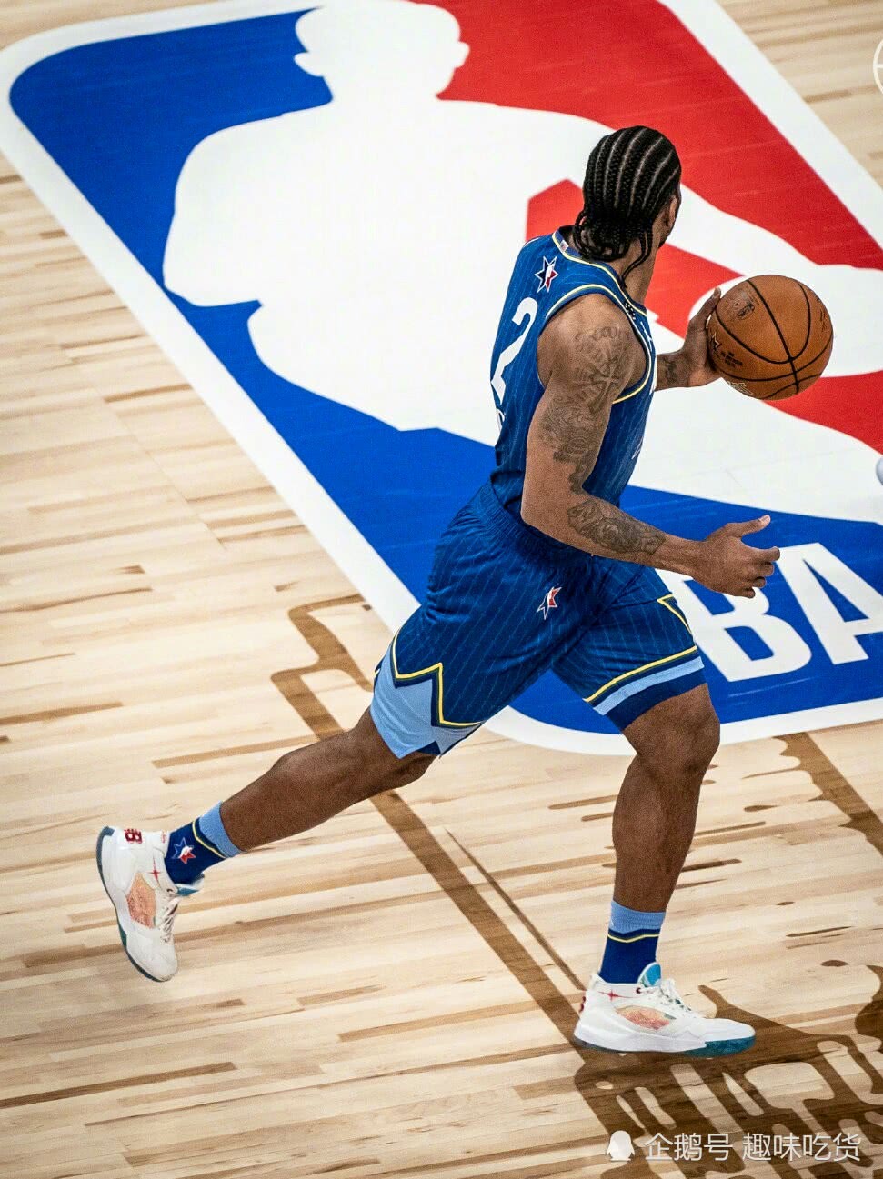 这才是正式的伦纳德1代签名球鞋设计依旧很低调科比mvp实至名归