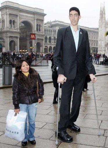 世界第一巨人有多高,姚明站他旁边也成1米7?