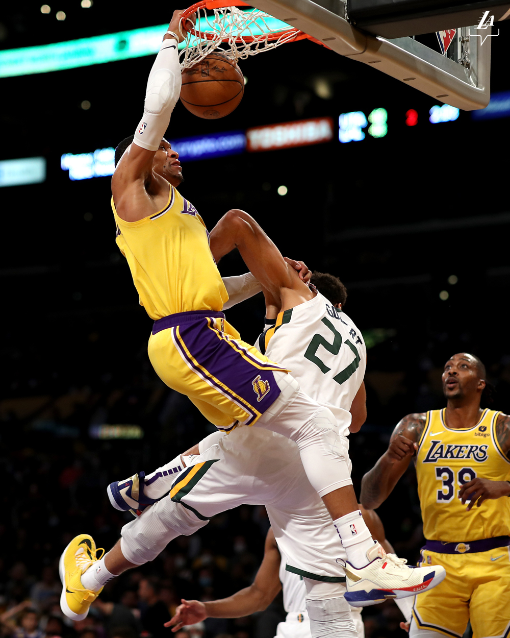 而威少上一场用一记隔扣戈贝尔证明自己油箱还有油,这样的湖人没有