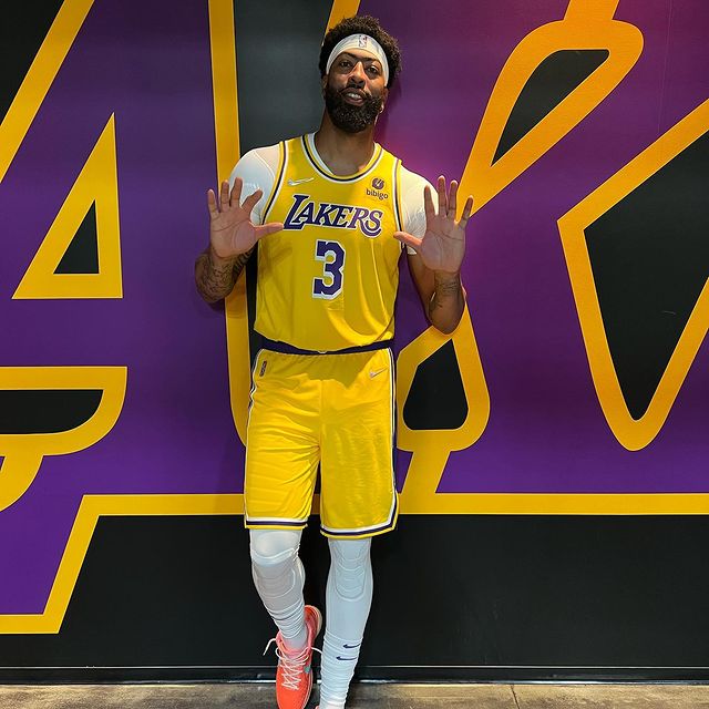 另外,在养伤这段时间浓眉哥并没有闲着,有知情人士透露,浓眉哥利用这