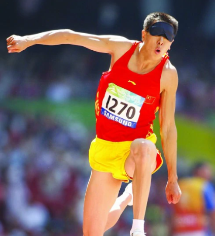 并在之后重新回归到运动员之列,成为一名盲人田径运动员,并且在田径赛