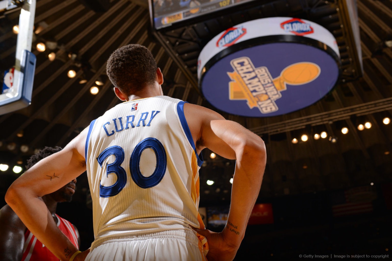 勇士主场遭马刺攻陷,库里状态严重下滑难保第一,太阳队虎视眈眈