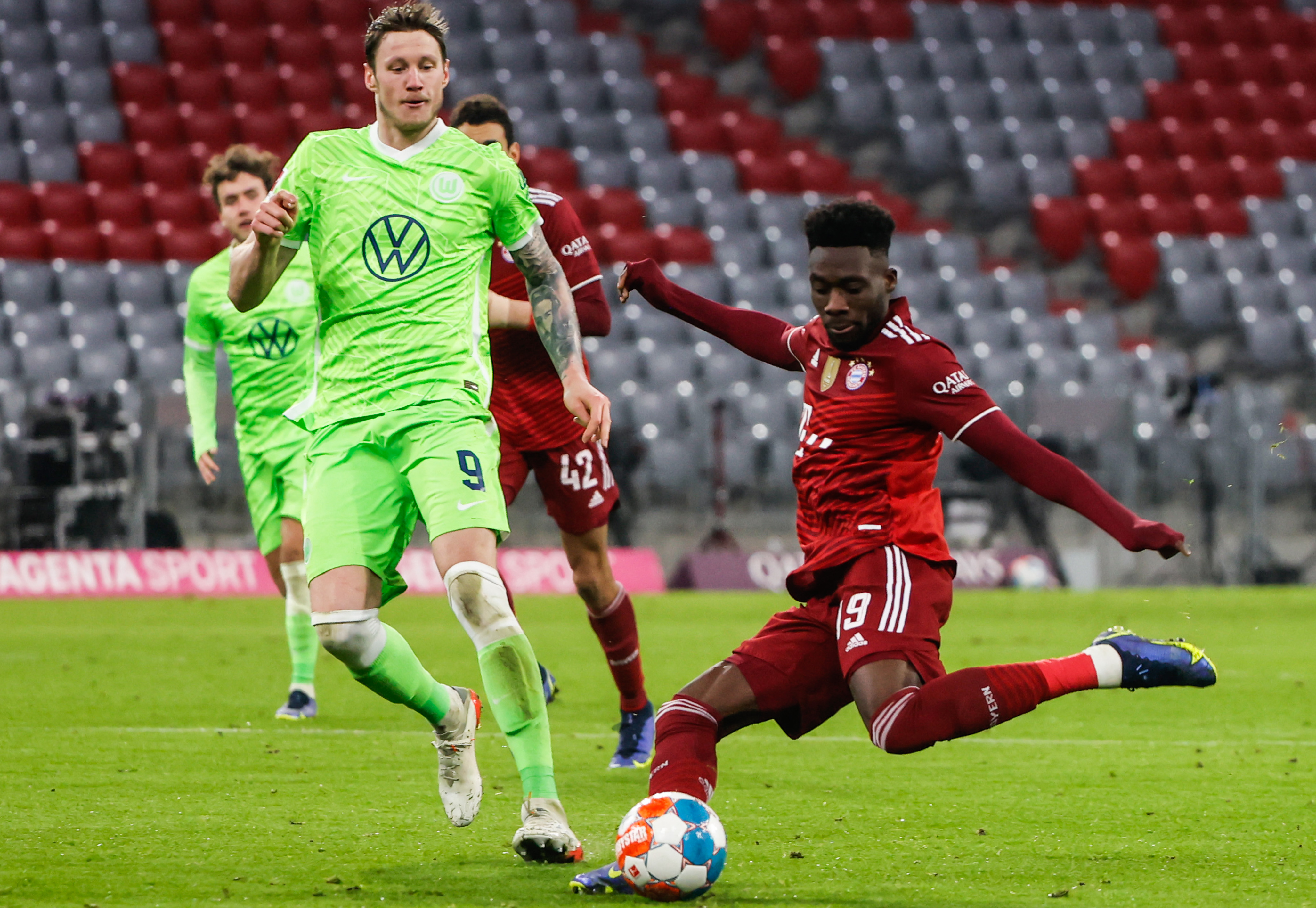 12月17日,拜仁慕尼黑队球员乌帕梅卡诺(右)与沃尔夫斯堡队球员韦