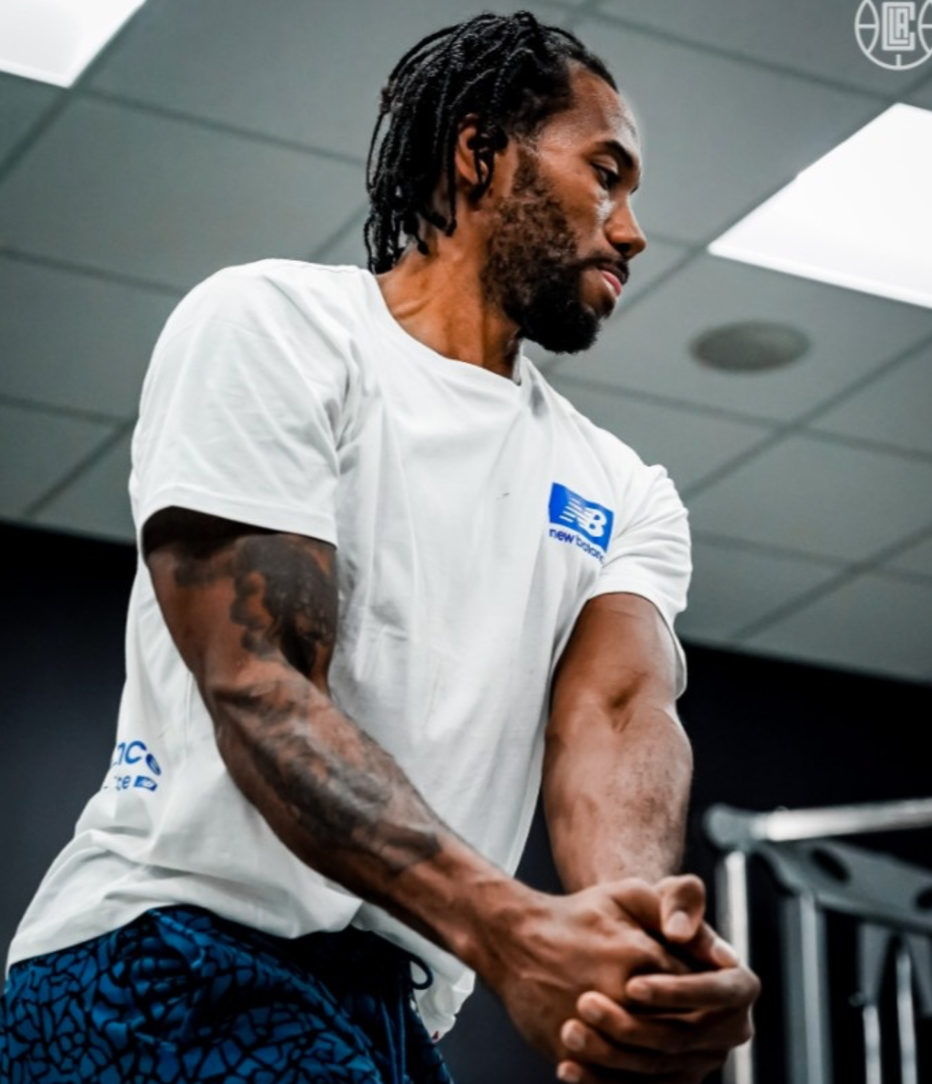 快船迎利好!官推晒莱昂纳德恢复训练照,大汗淋漓表情专注