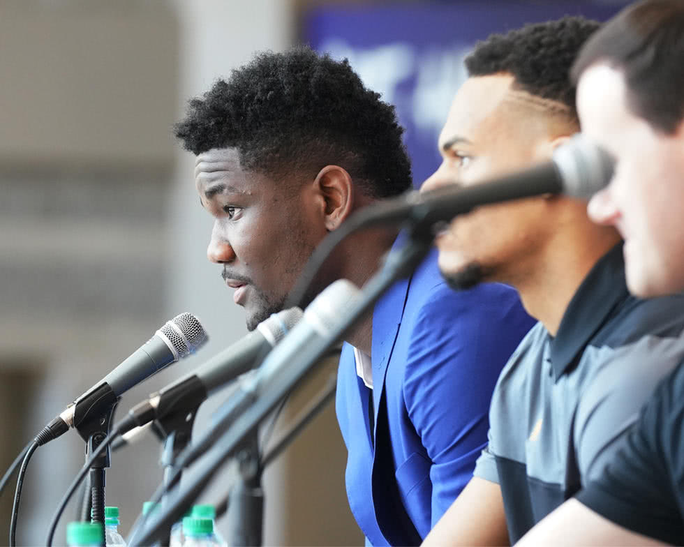 太阳召开新秀发布会 艾顿接受采访展示新球衣 企鹅体育新闻