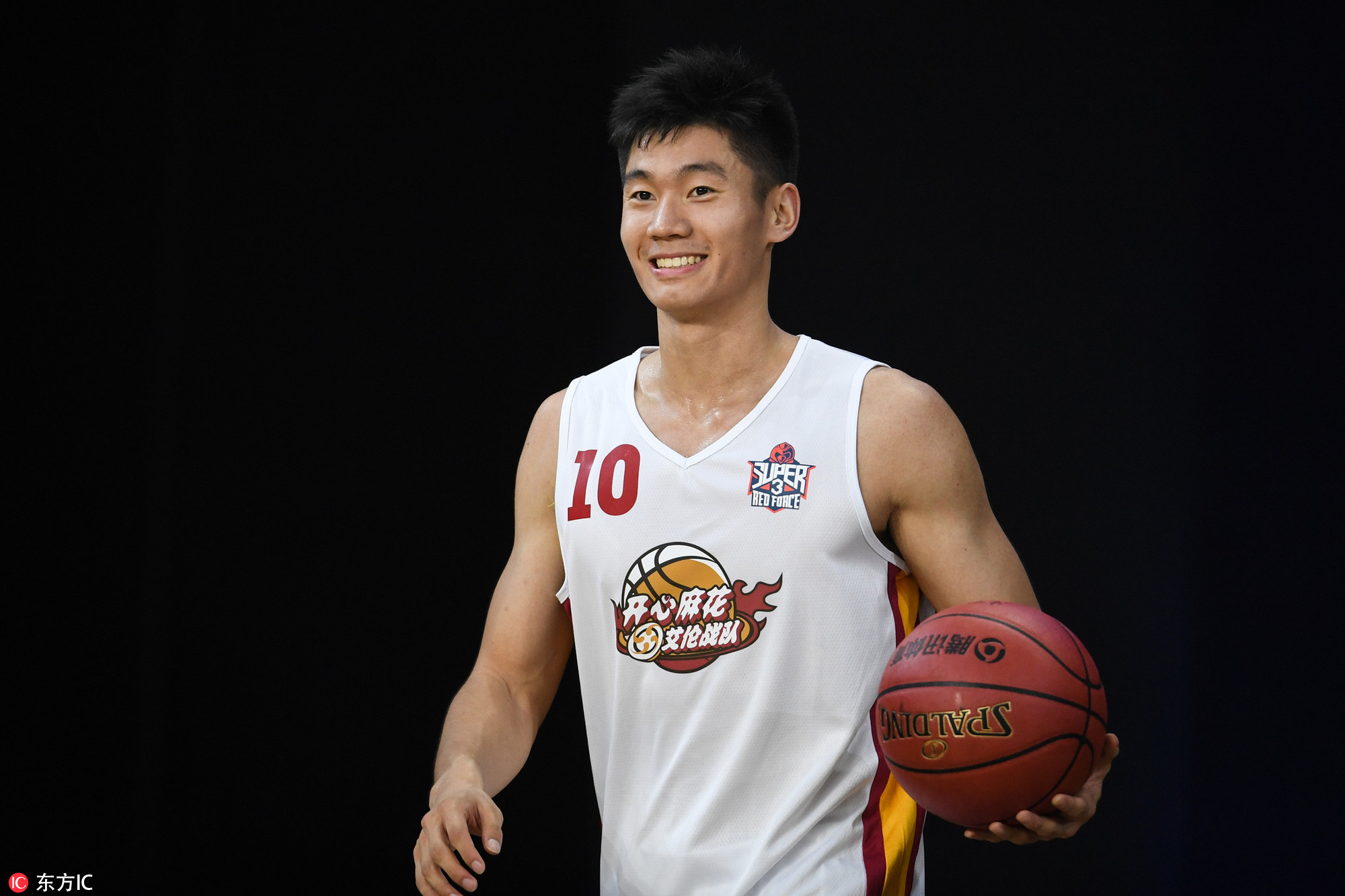 刚刚经历了个人cba处子赛季的白昊天,参加了本次超级企鹅联盟3v3的