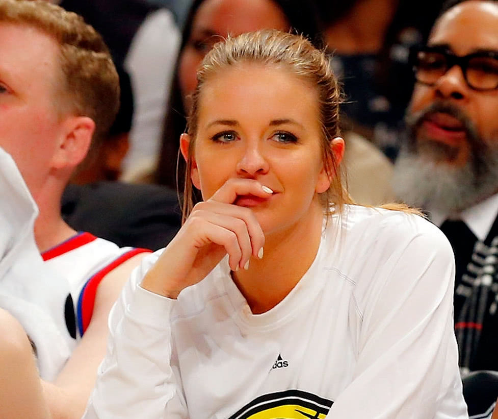 在新闻发布会上,莱德洛惊奇的发现,原来,nba里还有女性记者,她们一样