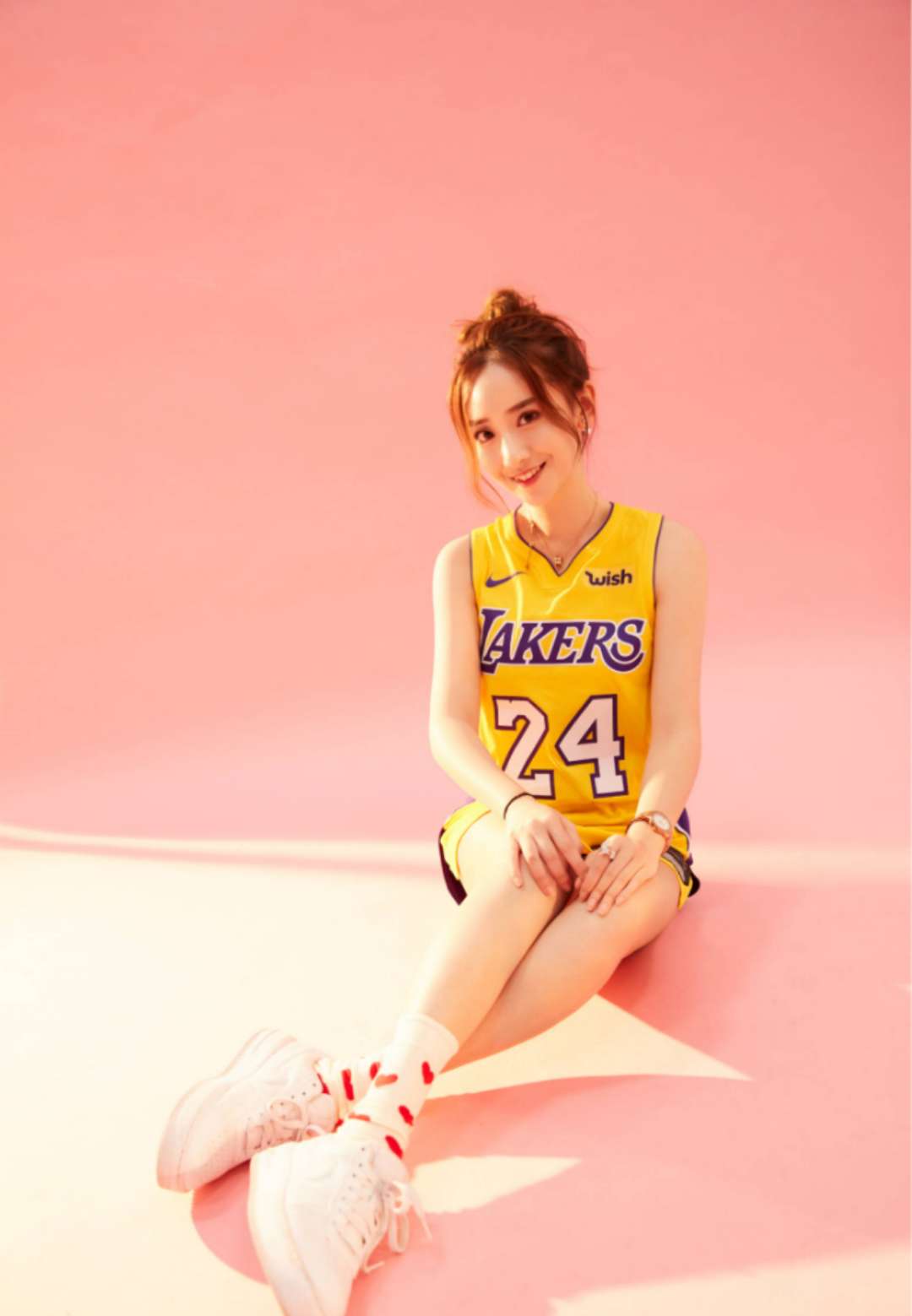 毕业于中国传媒大学,笑起来也是特别美,还是一位湖人铁杆球迷呢佳依