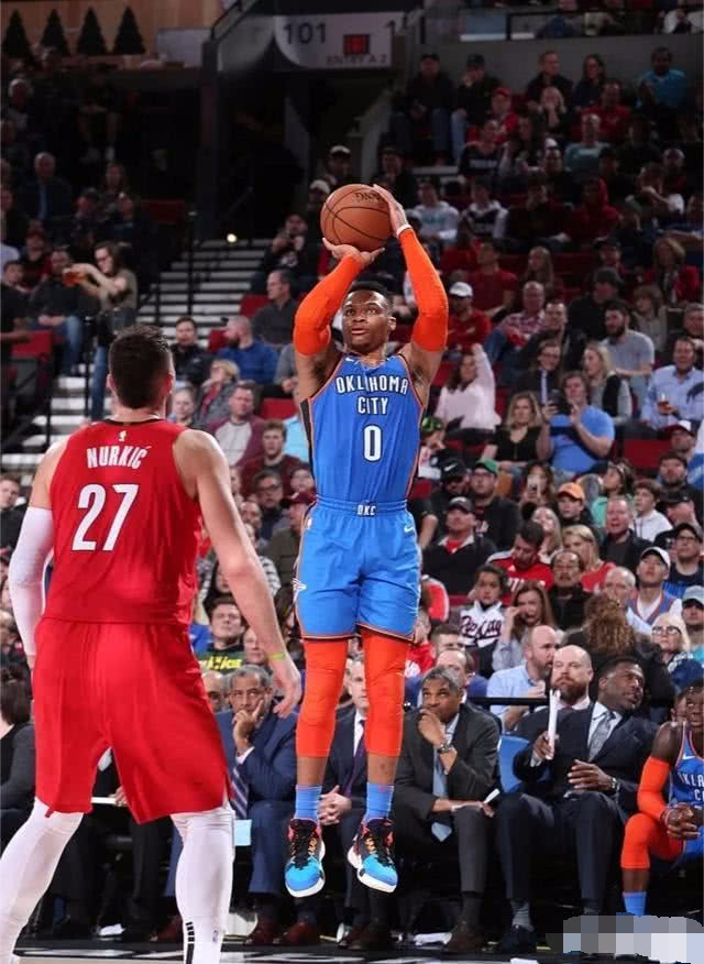 严格的说,威少的投篮姿势还是很正确的,只是有些僵硬!