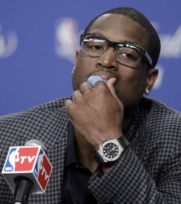 nba球员戴眼镜啥样韦德最帅浓眉最乖詹姆斯撞脸张震岳