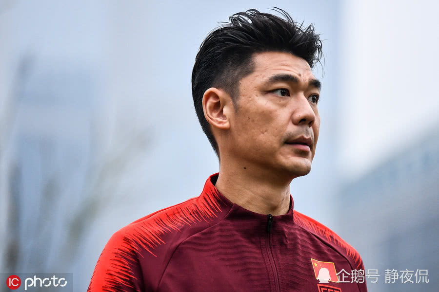 这个角度的曾诚,看起来沧桑了不少.