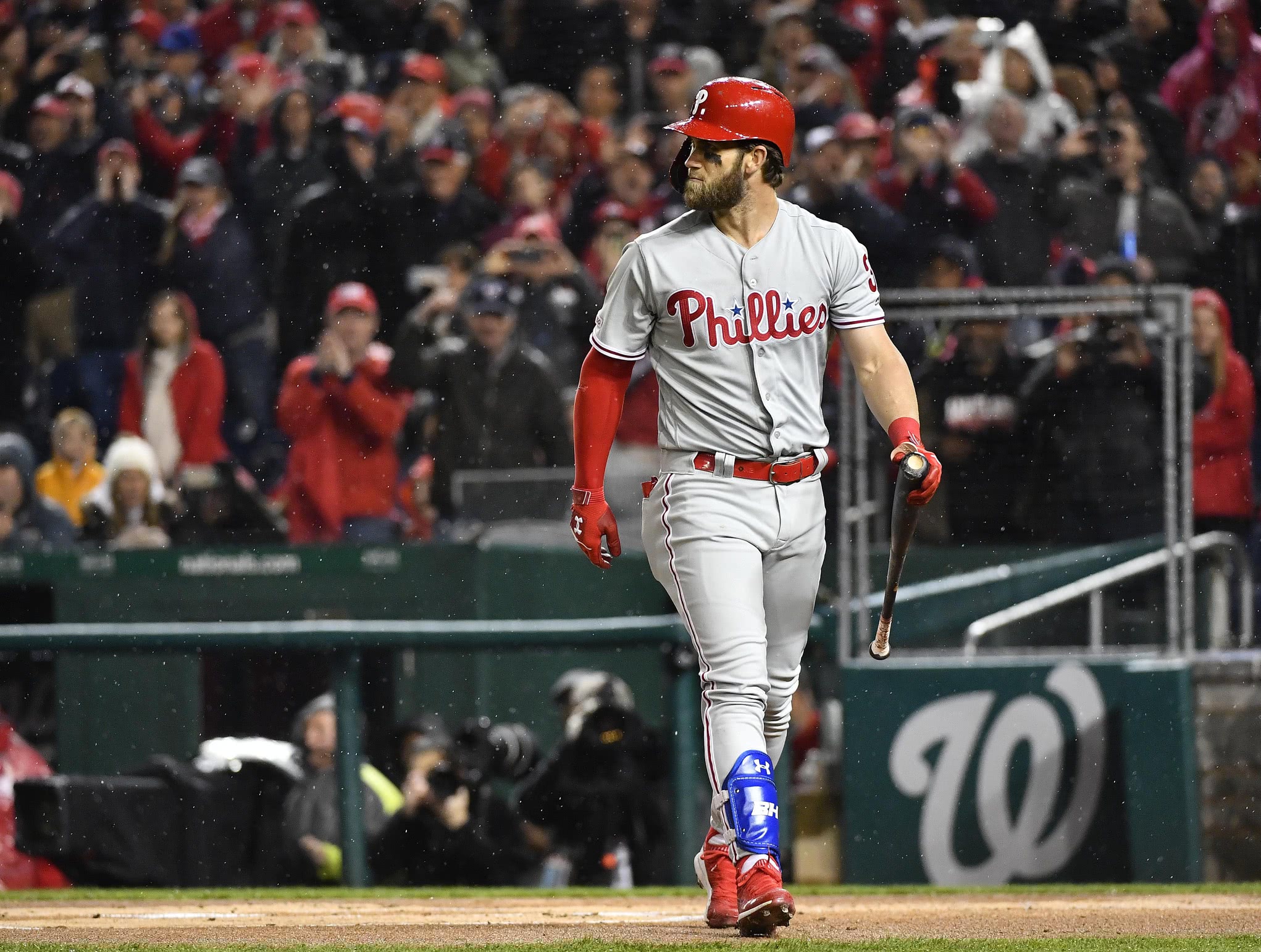 布莱斯-哈珀在比赛开始前打击练习时与老友拥抱寒暄,不过幸福是短暂的