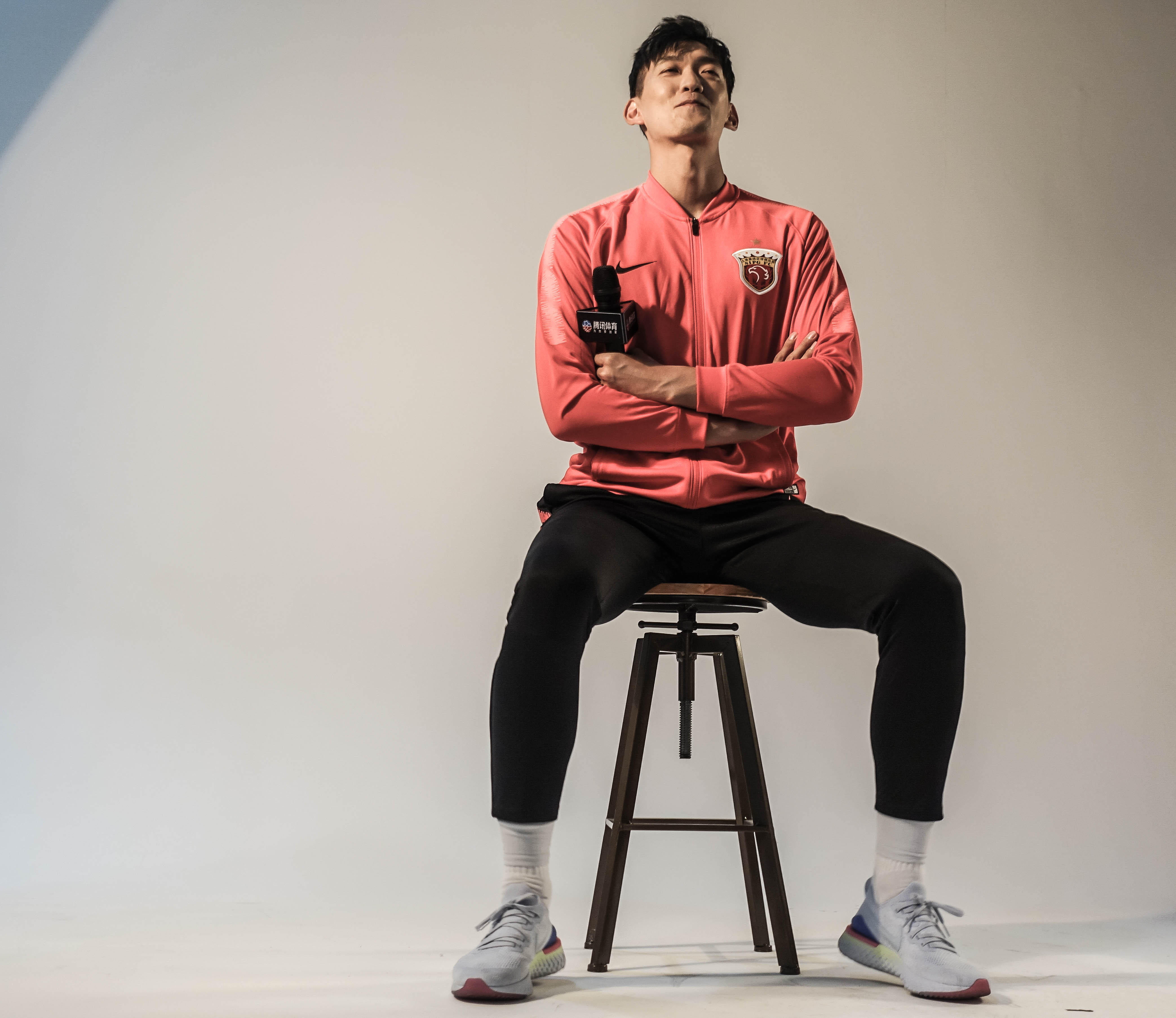 有颜有料!上港国门拍照求摄影师美颜 吐槽胡尔克最臭美