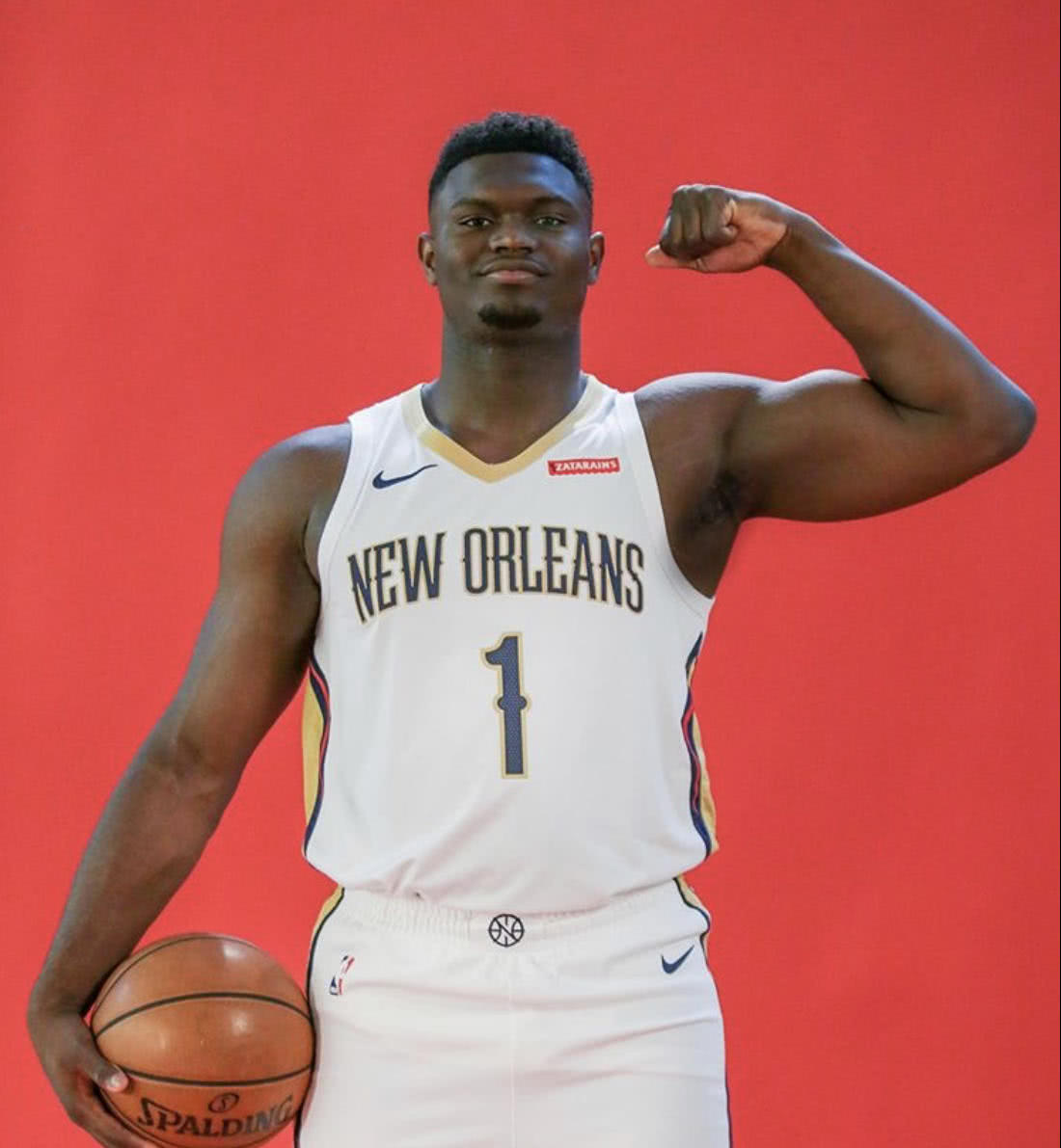 锡安穿鹈鹕球衣亮相 实在太壮 球衣要被撑爆了 企鹅体育新闻