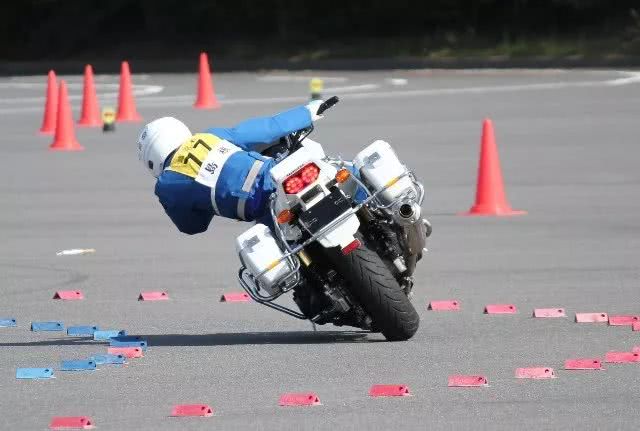 大王金卡纳:motogp职业车手挑战绕桩技术! 企鹅体育新闻