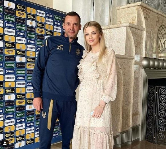 津琴科赛后拥抱孕妻,你还记得两年前"一吻定情"名场面吗?