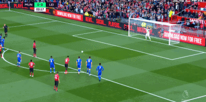 博格巴再次采用了"扎扎式"小碎步来主罚点球,结果被皮克福德扑出,幸运