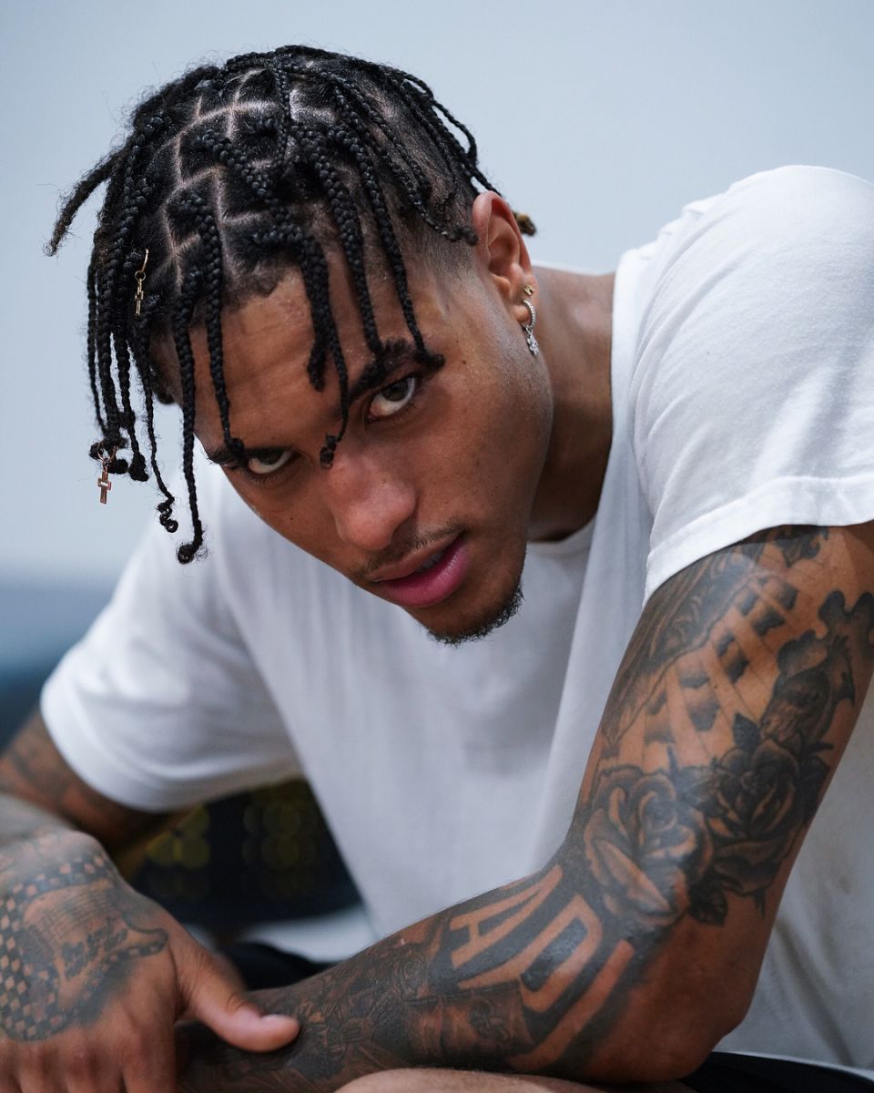 眼睛放电乌布雷社交媒体展示个人帅照