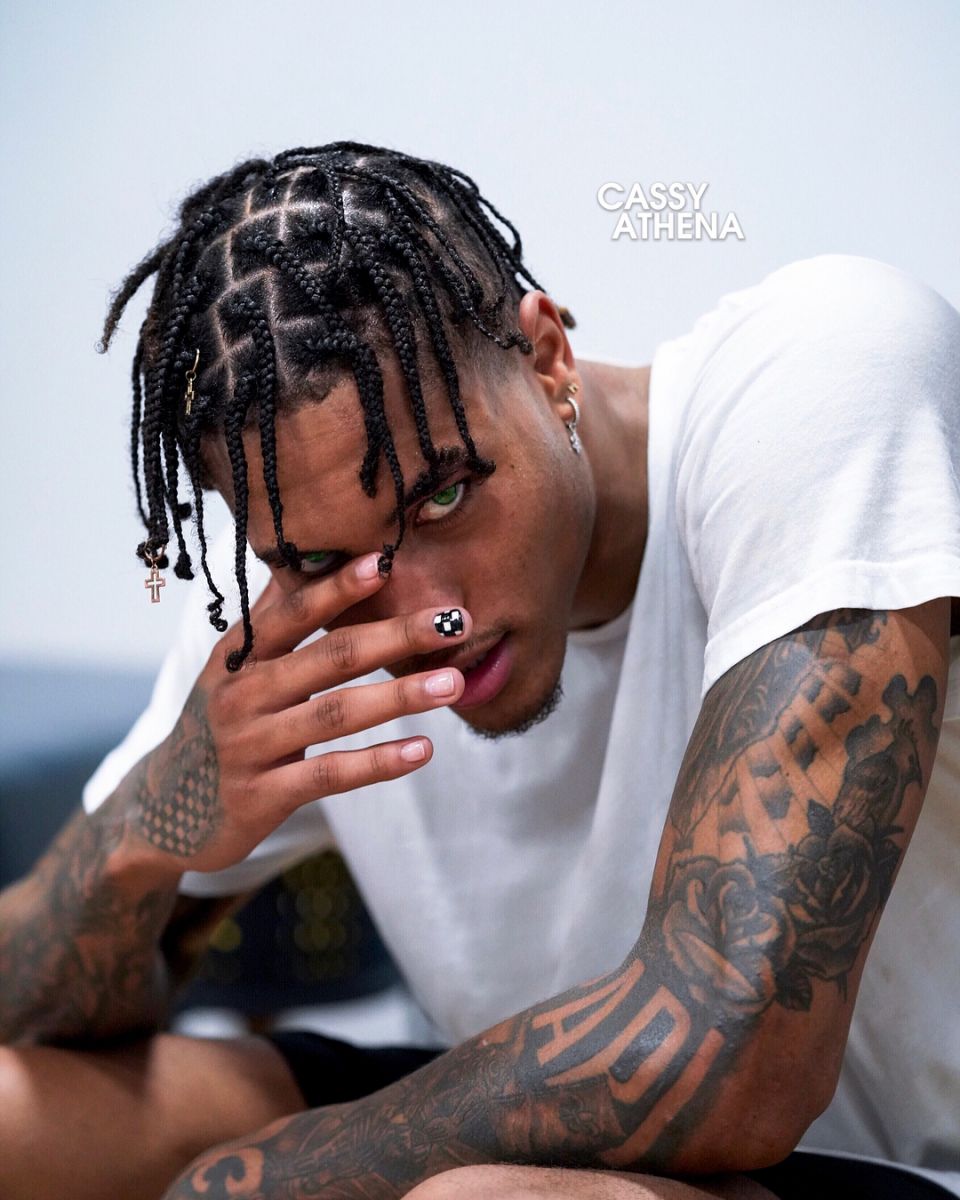 眼睛放电乌布雷社交媒体展示个人帅照