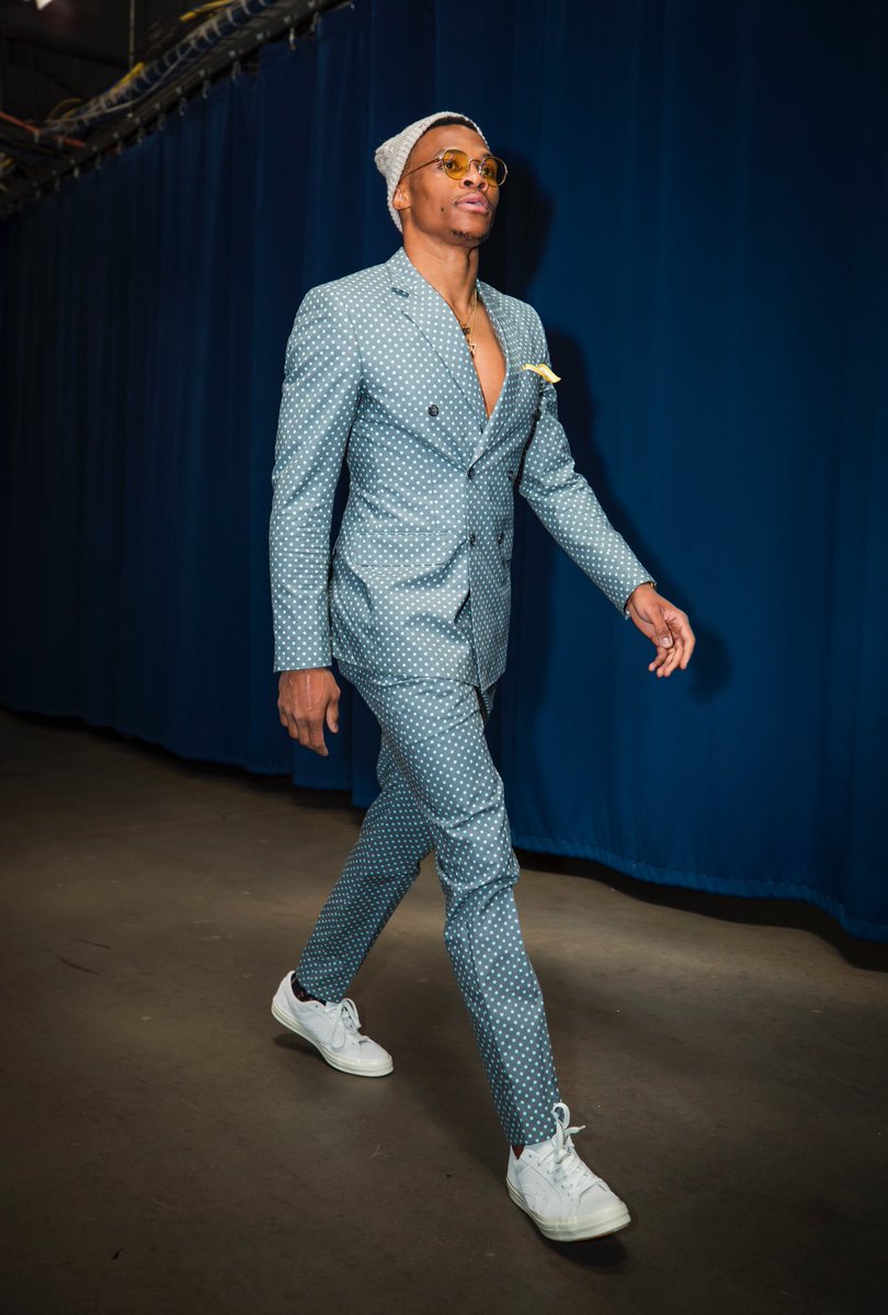 威少西装裸穿抵达比赛场馆 企鹅体育新闻