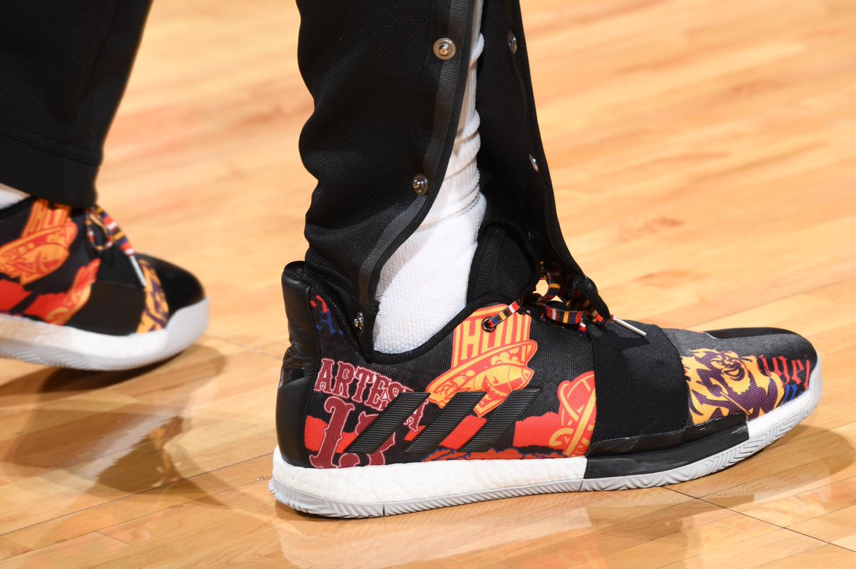 今日上脚球鞋一览:哈登3定制版配色抢眼 企鹅体育新闻