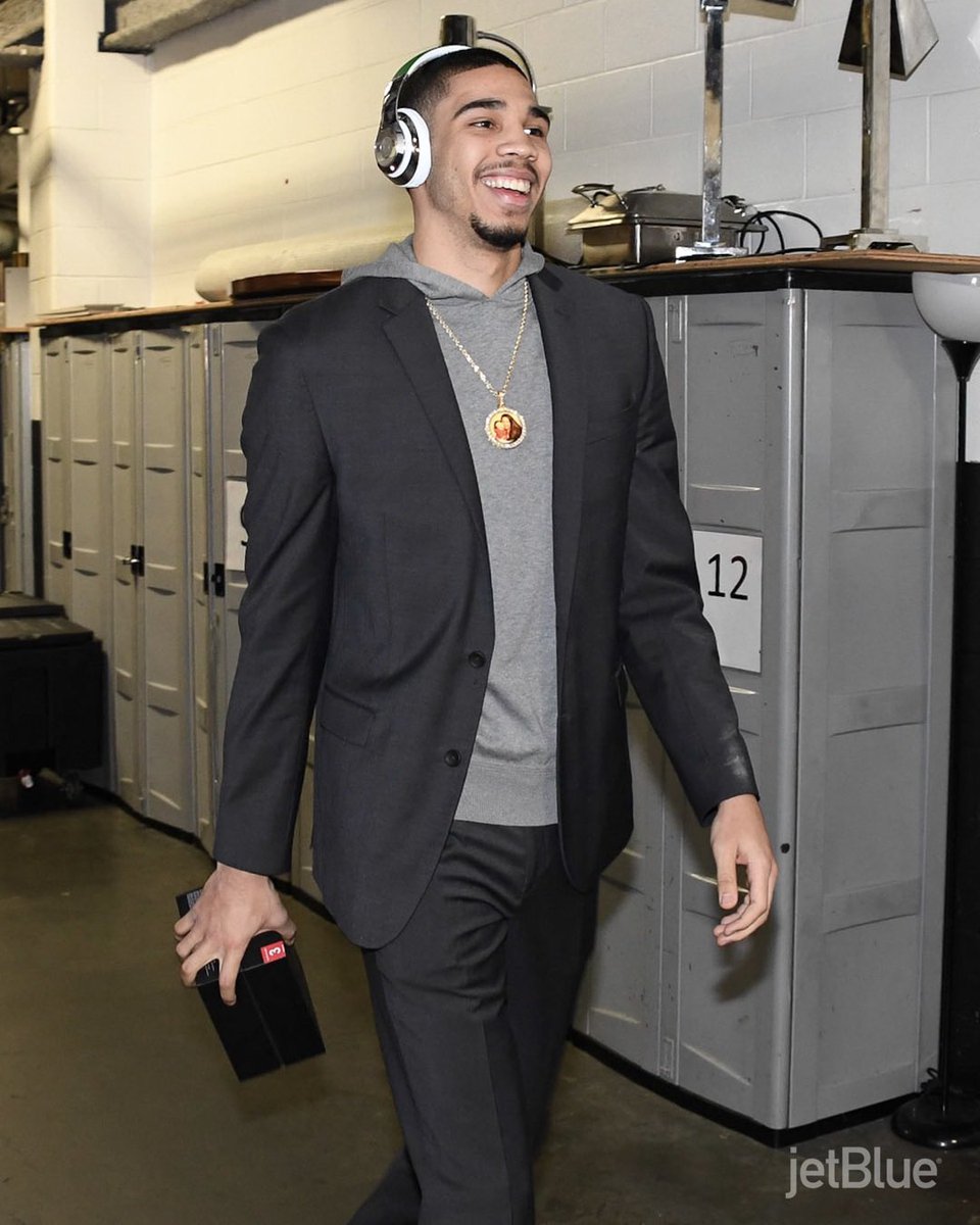 凯尔特人众将抵达比赛场馆:欧文身着黑色连帽卫衣入场