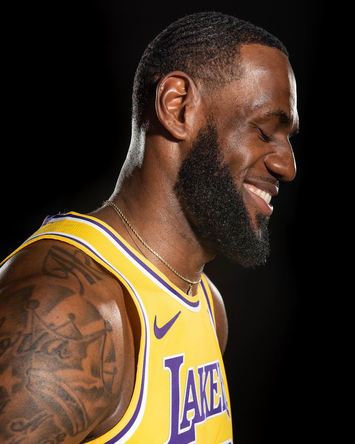 霸气外露!詹姆斯社媒转发个人新赛季定妆照 企鹅体育新闻