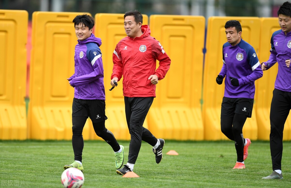 绰号"萌8"的刘建业出生于1987年,起初踢右边后卫,效力江苏队期间则被