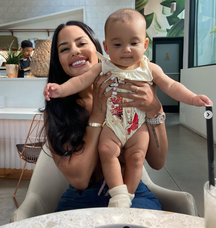 希罗女友晒美照庆祝热火晋级东决!