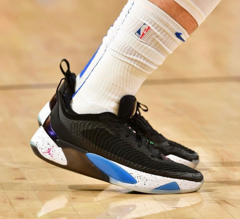 【今日上脚】东契奇第1代签名鞋,中国球员韩旭穿kyrie4!