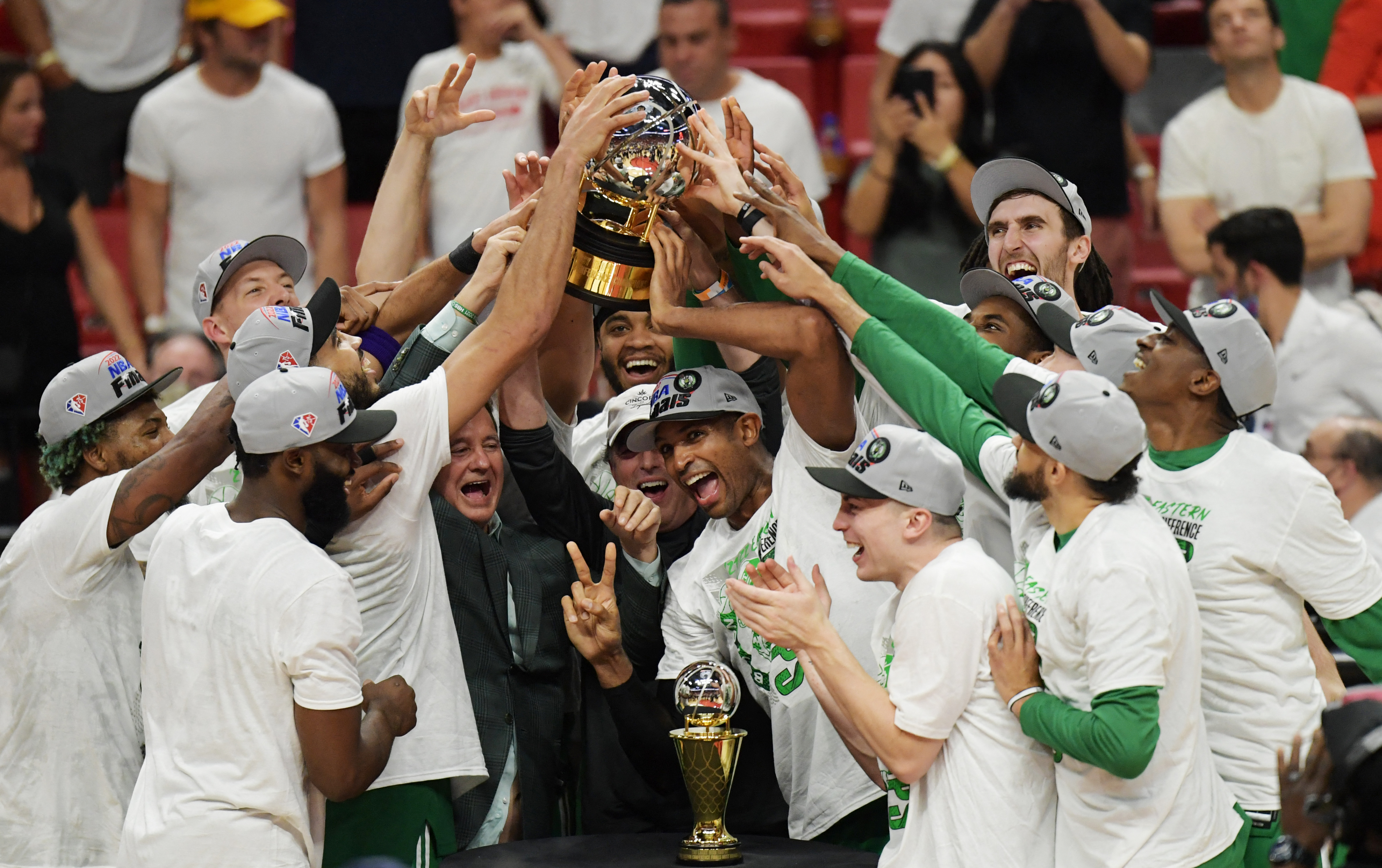 (体育)篮球——nba:凯尔特人队获得东部总冠军